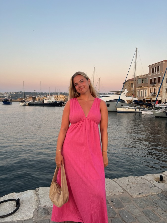 Julia i rosa klänning vid hamnen