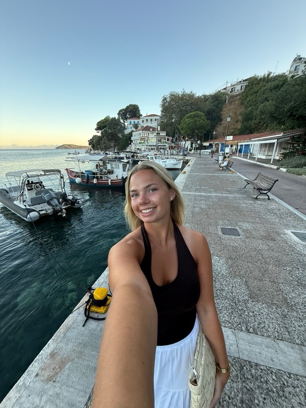 Julia på strandpromenaden