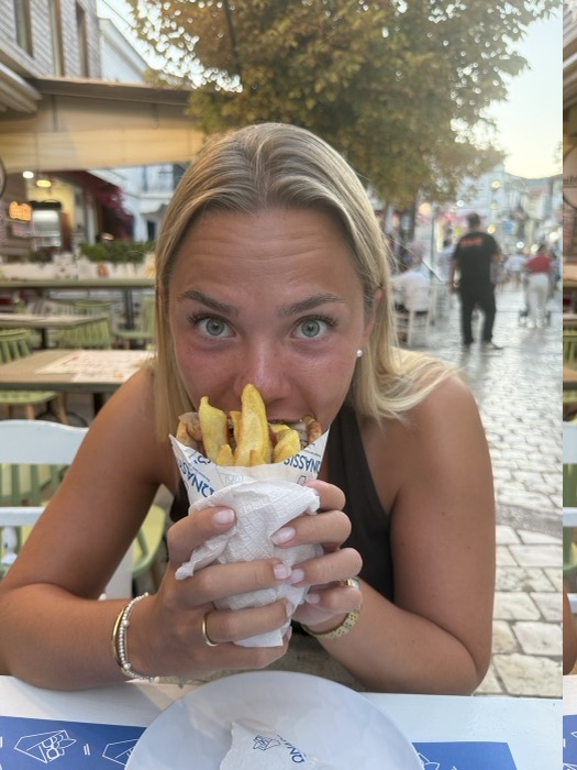 Julia med en strut pommes